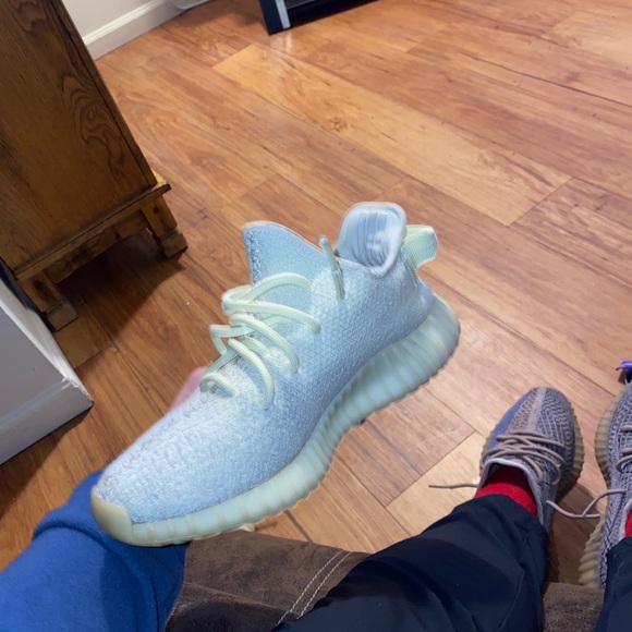 Yeezy 350 v2 butters - Picture 3 of 9